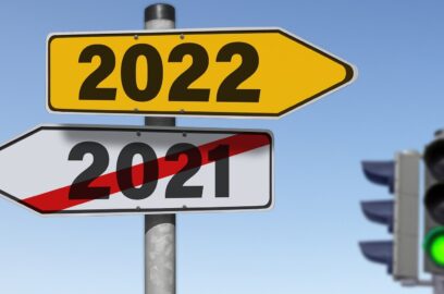a sign showing 2022 point right and 2021 point to the left