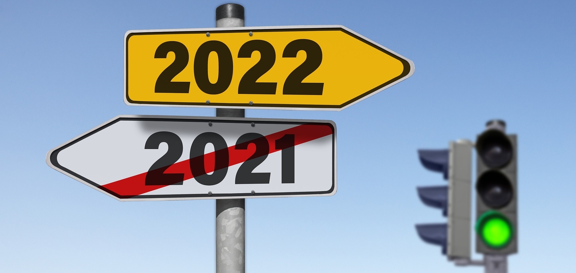 a sign showing 2022 point right and 2021 point to the left