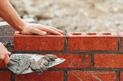 Close-up,Of,Skilled,Bricklayer,Working,On,Construction,Site,Laying,Bricks