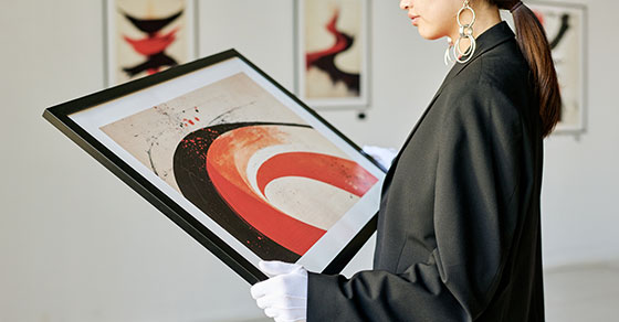 Artwork, painting, gallery,women,holding, painting
