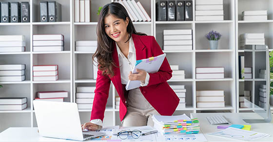 Businesswoman,In,Formal,Suit,Work,In,Workplace.
